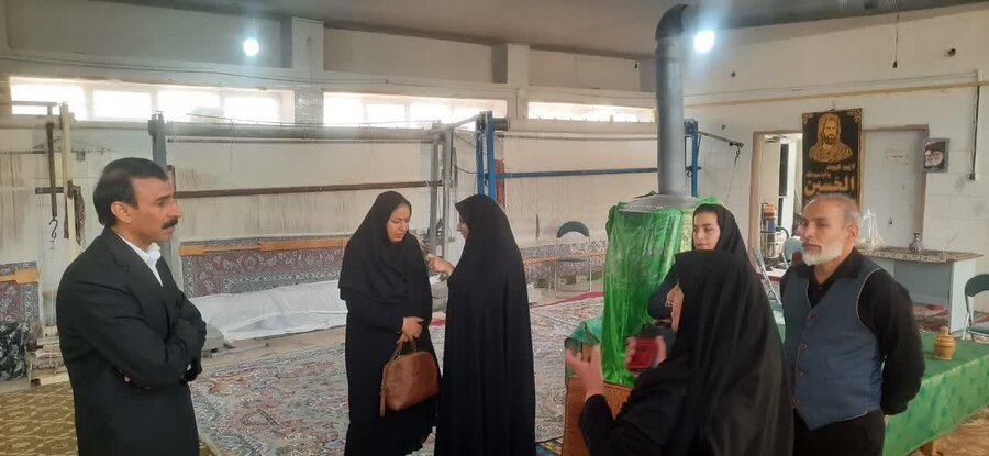 بازدید مسئولان بهزیستی از مؤسسه نرگس تفت؛ تجلی توانمندی بانوان در کارگاه قالیبافی و پخت نان سنتی در نصرآباد 