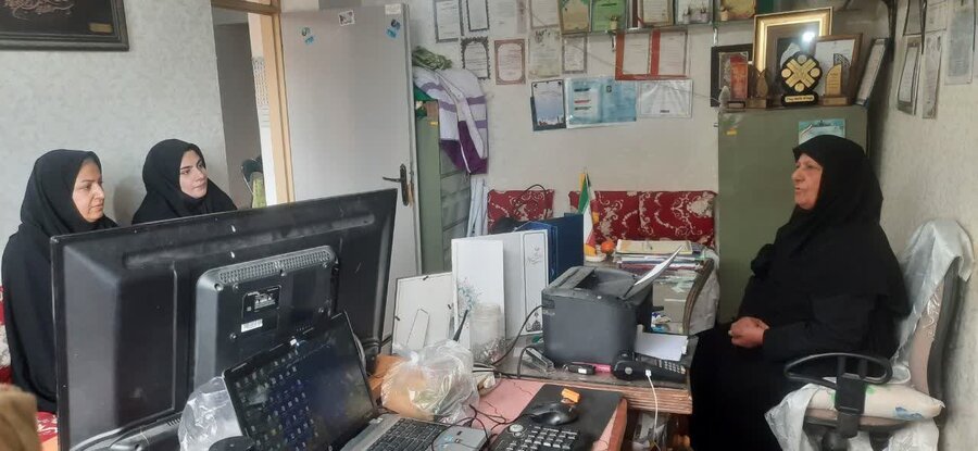 بازدید مسئولان بهزیستی از مؤسسه نرگس تفت؛ تجلی توانمندی بانوان در کارگاه قالیبافی و پخت نان سنتی در نصرآباد 
