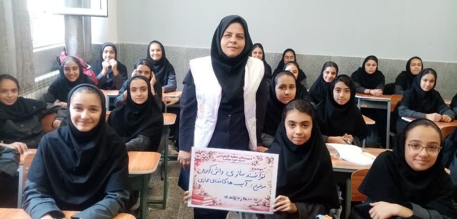 برگزاری کارگاه آموزشی پیشگیری از آسیب‌های اجتماعی و فضای مجازی در مدرسه عطیه روستای پیر یوسفیان