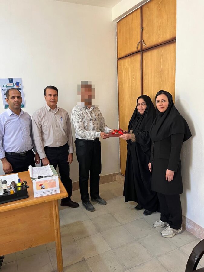 زرین‌دشت | تجلیل از کارمند نابینای اداره آبفا شهر دبیران به مناسبت روز جهانی عصای سفید