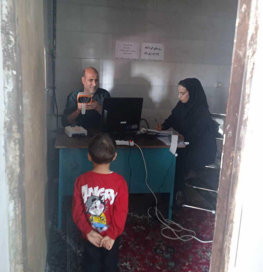اجرای طرح غربالگری بینایی کودکان ۳ تا ۶ سال در روستای کردآباد کبودرآهنگ