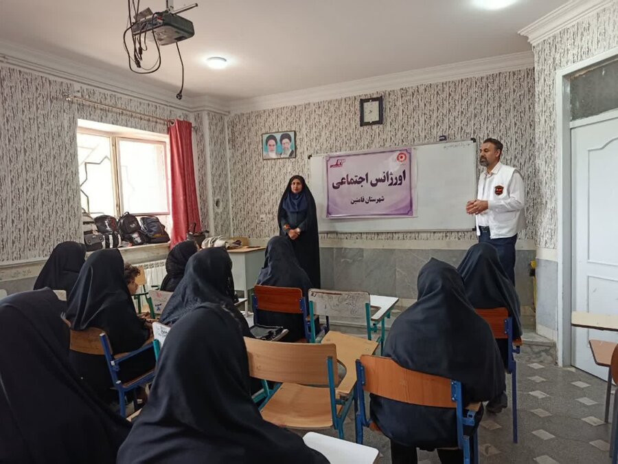 آموزش مدیریت فضای مجازی به مادران دانش‌آموزان پایه هفتم در کوی ماماهان