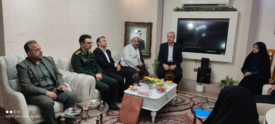 دیدار مدیرکل بهزیستی گیلان با خانواده شهید " هادی خوش خلقت " در شهرستان رشت دیدار مدیرکل بهزیستی گیلان با خانواده شهید " هادی خوش خلقت " در شهرستان رشت