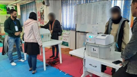 گزارش تصویری | فرزندان رای اولی تحت حمایت بهزیستی آرای خود را به صندوقهای رأی انداختند